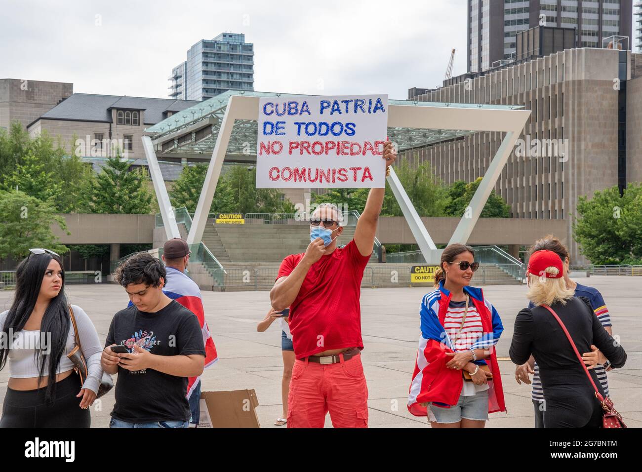 Des membres de la communauté cubaine de Toronto, au Canada, manifestent en faveur des manifestations pour le changement dans l'île des Caraïbes. Ils exigent également c Banque D'Images
