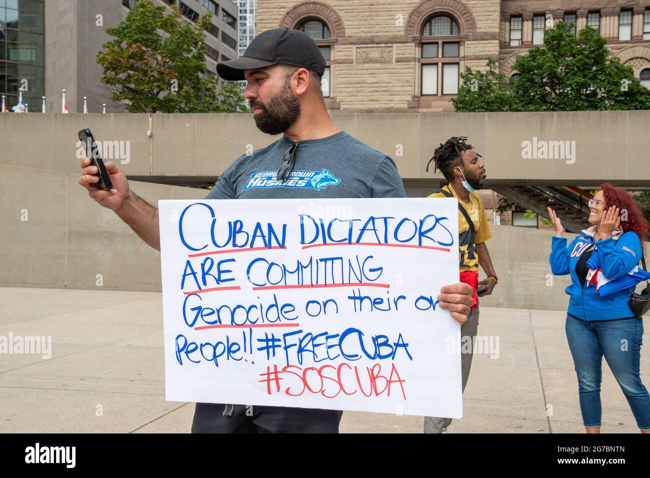 Des membres de la communauté cubaine de Toronto, au Canada, manifestent en faveur des manifestations pour le changement dans l'île des Caraïbes. Ils exigent également c Banque D'Images