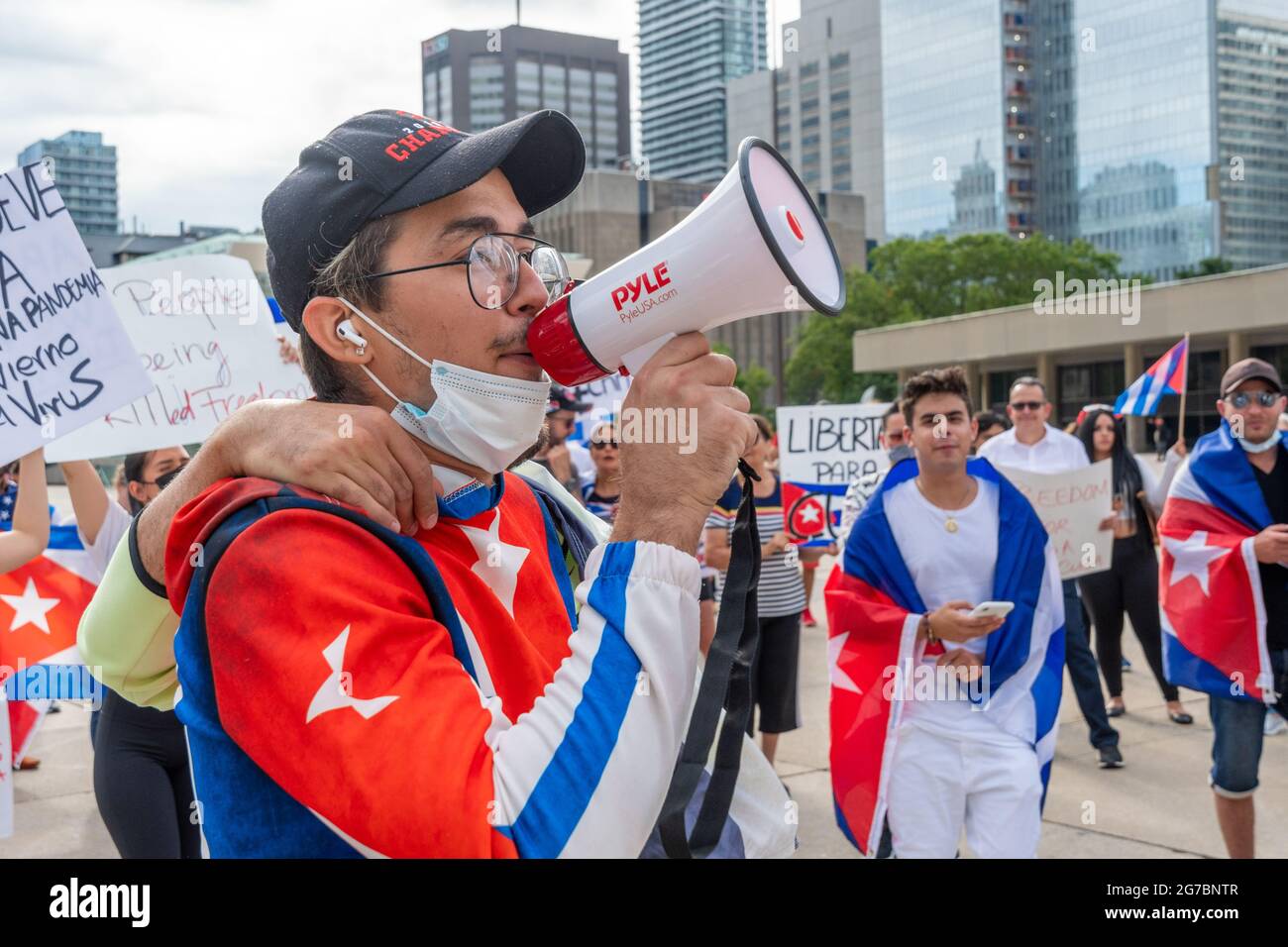 Des membres de la communauté cubaine de Toronto, au Canada, manifestent en faveur des manifestations pour le changement dans l'île des Caraïbes. Ils exigent également c Banque D'Images
