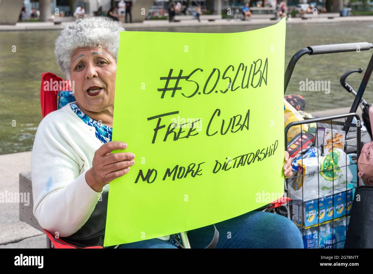 Des membres de la communauté cubaine de Toronto, au Canada, manifestent en faveur des manifestations pour le changement dans l'île des Caraïbes. Ils exigent également c Banque D'Images