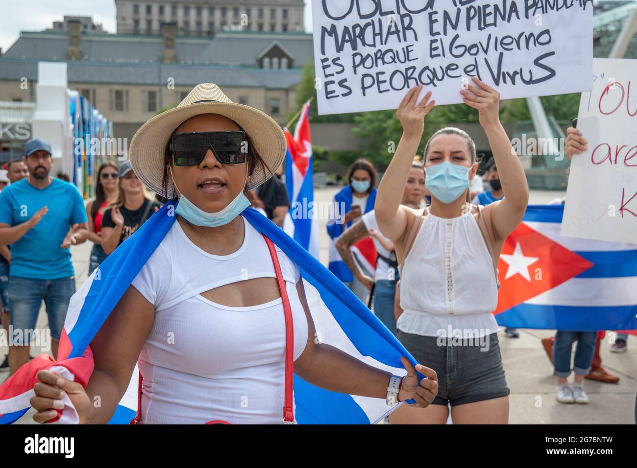 Des membres de la communauté cubaine de Toronto, au Canada, manifestent en faveur des manifestations pour le changement dans l'île des Caraïbes. Ils exigent également c Banque D'Images