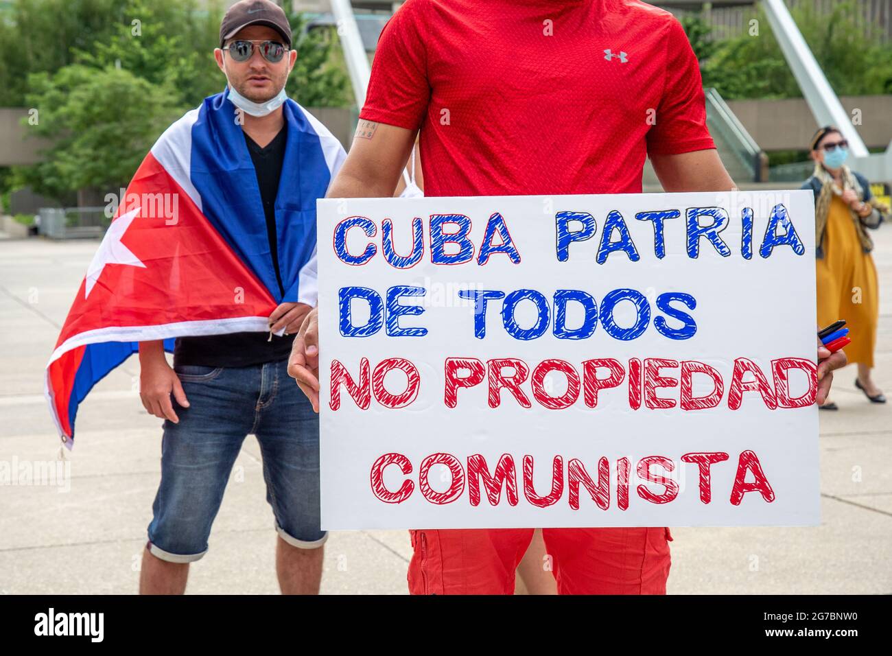Des membres de la communauté cubaine de Toronto, au Canada, manifestent en faveur des manifestations pour le changement dans l'île des Caraïbes. Ils exigent également c Banque D'Images