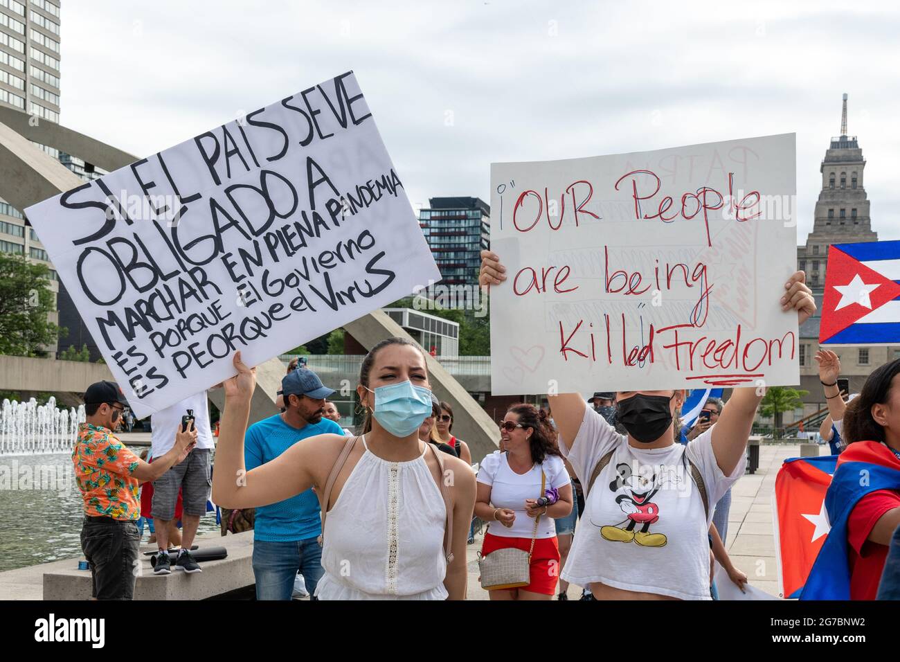 Des membres de la communauté cubaine de Toronto, au Canada, manifestent en faveur des manifestations pour le changement dans l'île des Caraïbes. Ils exigent également c Banque D'Images