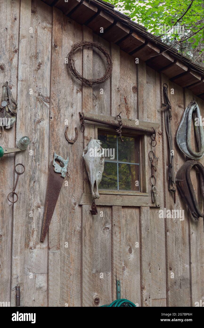 Décorations rustiques suspendues sur le côté de la protection en bois Banque D'Images