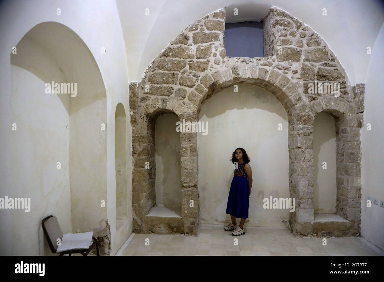 Gaza. 12 juillet 2021. Une jeune fille visite la maison archéologique d'al-Ghussein après sa restauration dans la ville de Gaza, le 12 juillet 2021. La maison archéologique al-Ghussein fut construite vers 1800, le Goethe-Institut allemand a restauré la maison avec des institutions partenaires locales pour la transformer en centre culturel et lieu de rencontre. Credit: Rizek Abdeljawad/Xinhua/Alamy Live News Banque D'Images