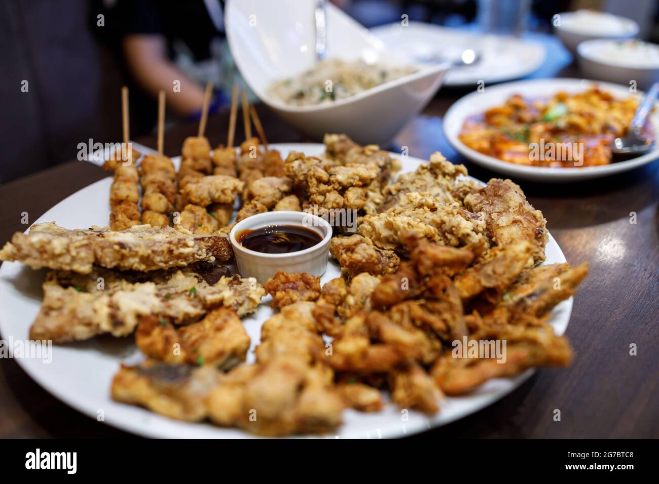 Variété de plats philippins sur la table au restaurant Banque D'Images