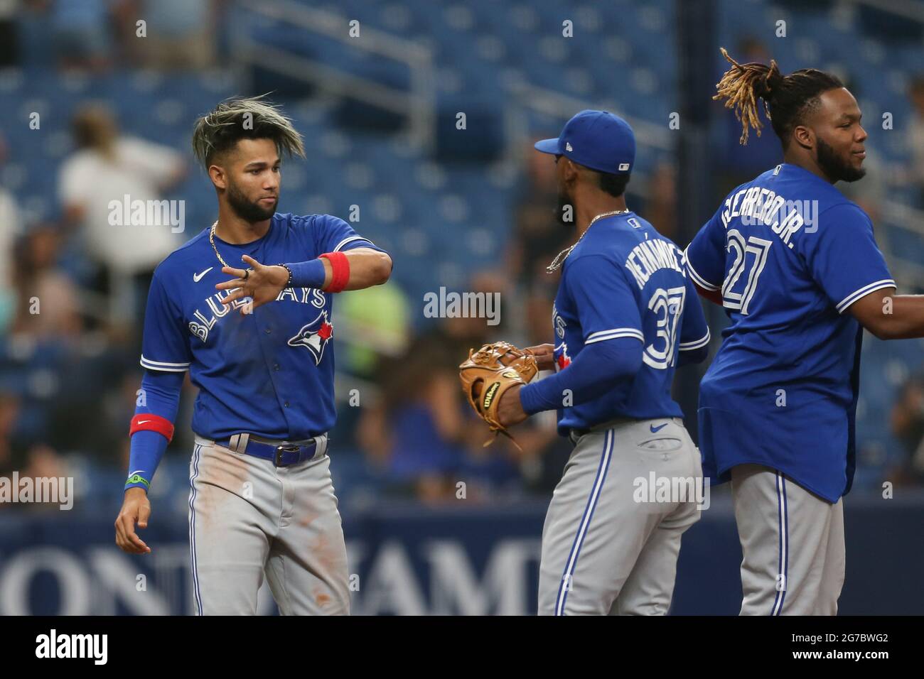 Saint-Pétersbourg, Floride. États-Unis; Toronto Blue Jays, fianteur gauche : Lourdes Gurriel Jr. (13), fianteur droit : Teoscar Hernandez (37), et l'émetteur désigné : Vladimir Banque D'Images