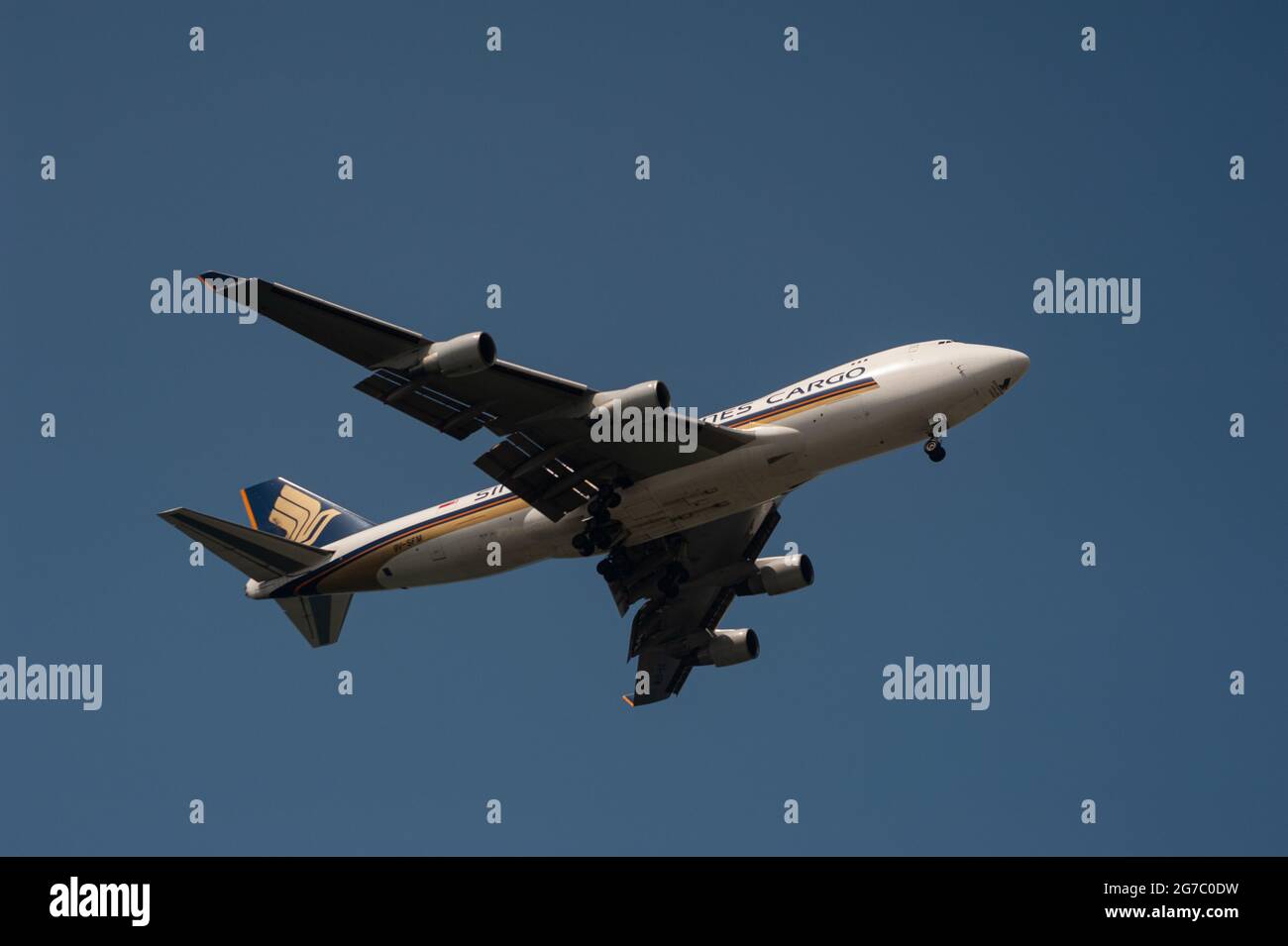 08.07.2021, Singapour, République de Singapour, Asie - UN avion cargo de Singapore Airlines Boeing 747-400 F s'approche de l'aéroport Changi pour atterrir. Banque D'Images