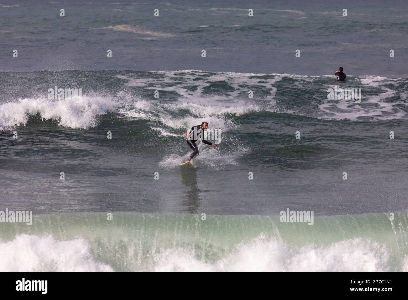Surfeur australien qui fait de grandes vagues sur l'océan à Palm Beach à Sydney, un jour hiverne, Sydney, Australie Banque D'Images