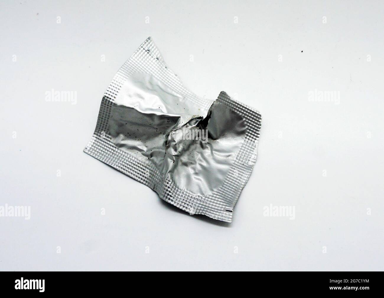 Les sachets en aluminium usagés seront jetés dans les ordures. Banque D'Images