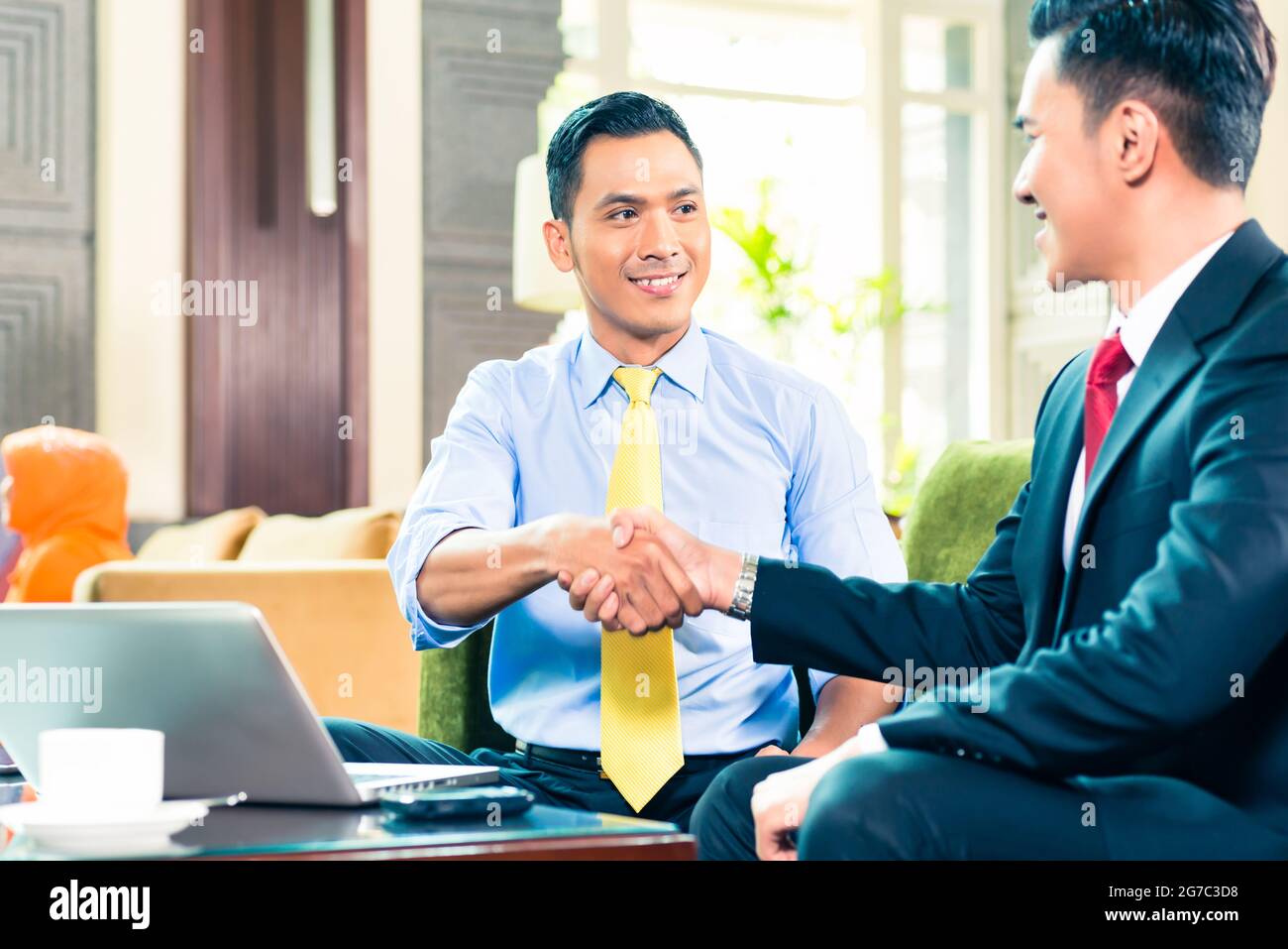 Asian businessmen shaking hands Banque D'Images