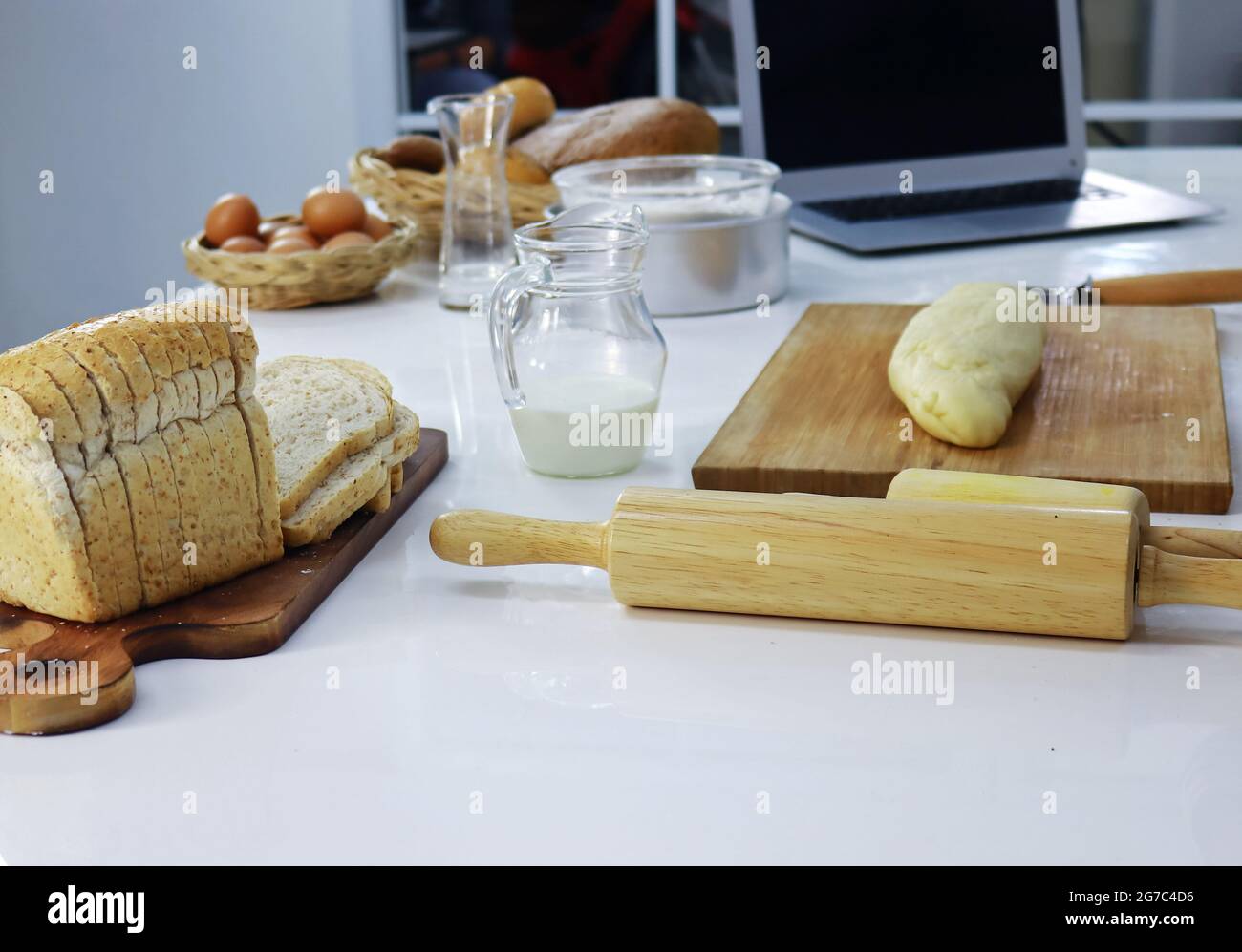 Verre à pain lait et œufs et ustensiles de cuisine Banque D'Images