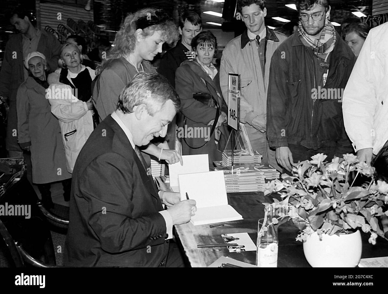 Copenhague/Danemark - la date de numérisation est 16. Mai 2017. (Date réelle inconnue de l'événement politique historique du Danemark) Uffe Ellemann Jensen Ministre danois de l'affais étranger période du 10 septembre 1982 au 25 janvier 1993 et chef du parti politique libéral danois et ancien journaliste de télévision à la braodcastin nationale DR et fils de politiciens et de ses enfants ont eux aussi pris part à la politique, Uffe Ellemann Jensen à la signature du livre à Magasin du Nord et la date de numérisation des images est le 16 mai 2017 (photo Francis Dean/Deanimages) Banque D'Images