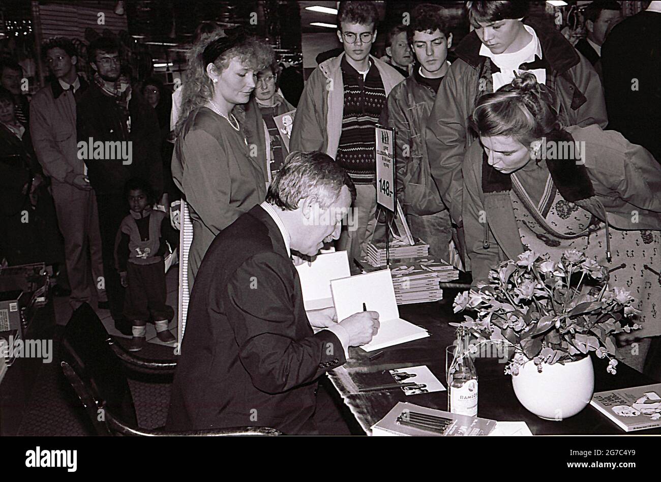 Copenhague/Danemark - la date de numérisation est 16. Mai 2017. (Date réelle inconnue de l'événement politique historique du Danemark) Uffe Ellemann Jensen Ministre danois de l'affais étranger période du 10 septembre 1982 au 25 janvier 1993 et chef du parti politique libéral danois et ancien journaliste de télévision à la braodcastin nationale DR et fils de politiciens et de ses enfants ont eux aussi pris part à la politique, Uffe Ellemann Jensen à la signature du livre à Magasin du Nord et la date de numérisation des images est le 16 mai 2017 (photo Francis Dean/Deanimages) Banque D'Images