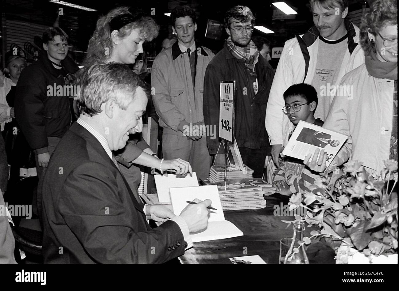 Copenhague/Danemark - la date de numérisation est 16. Mai 2017. (Date réelle inconnue de l'événement politique historique du Danemark) Uffe Ellemann Jensen Ministre danois de l'affais étranger période du 10 septembre 1982 au 25 janvier 1993 et chef du parti politique libéral danois et ancien journaliste de télévision à la braodcastin nationale DR et fils de politiciens et de ses enfants ont eux aussi pris part à la politique, Uffe Ellemann Jensen à la signature du livre à Magasin du Nord et la date de numérisation des images est le 16 mai 2017 (photo Francis Dean/Deanimages) Banque D'Images