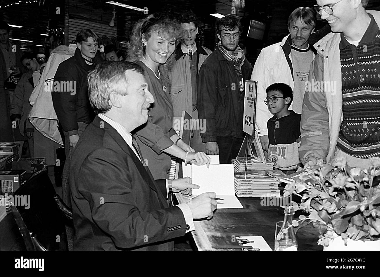 Copenhague/Danemark - la date de numérisation est 16. Mai 2017. (Date réelle inconnue de l'événement politique historique du Danemark) Uffe Ellemann Jensen Ministre danois de l'affais étranger période du 10 septembre 1982 au 25 janvier 1993 et chef du parti politique libéral danois et ancien journaliste de télévision à la braodcastin nationale DR et fils de politiciens et de ses enfants ont eux aussi pris part à la politique, Uffe Ellemann Jensen à la signature du livre à Magasin du Nord et la date de numérisation des images est le 16 mai 2017 (photo Francis Dean/Deanimages) Banque D'Images