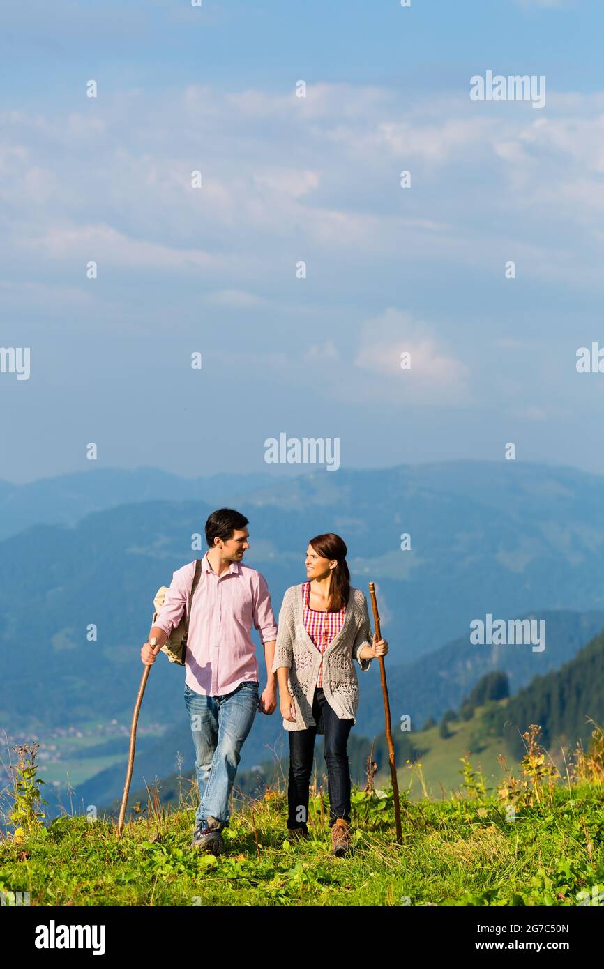 Sur quelques randonnées remise en forme vacances sur la montagne ou la prairie alpine dans les Alpes Banque D'Images