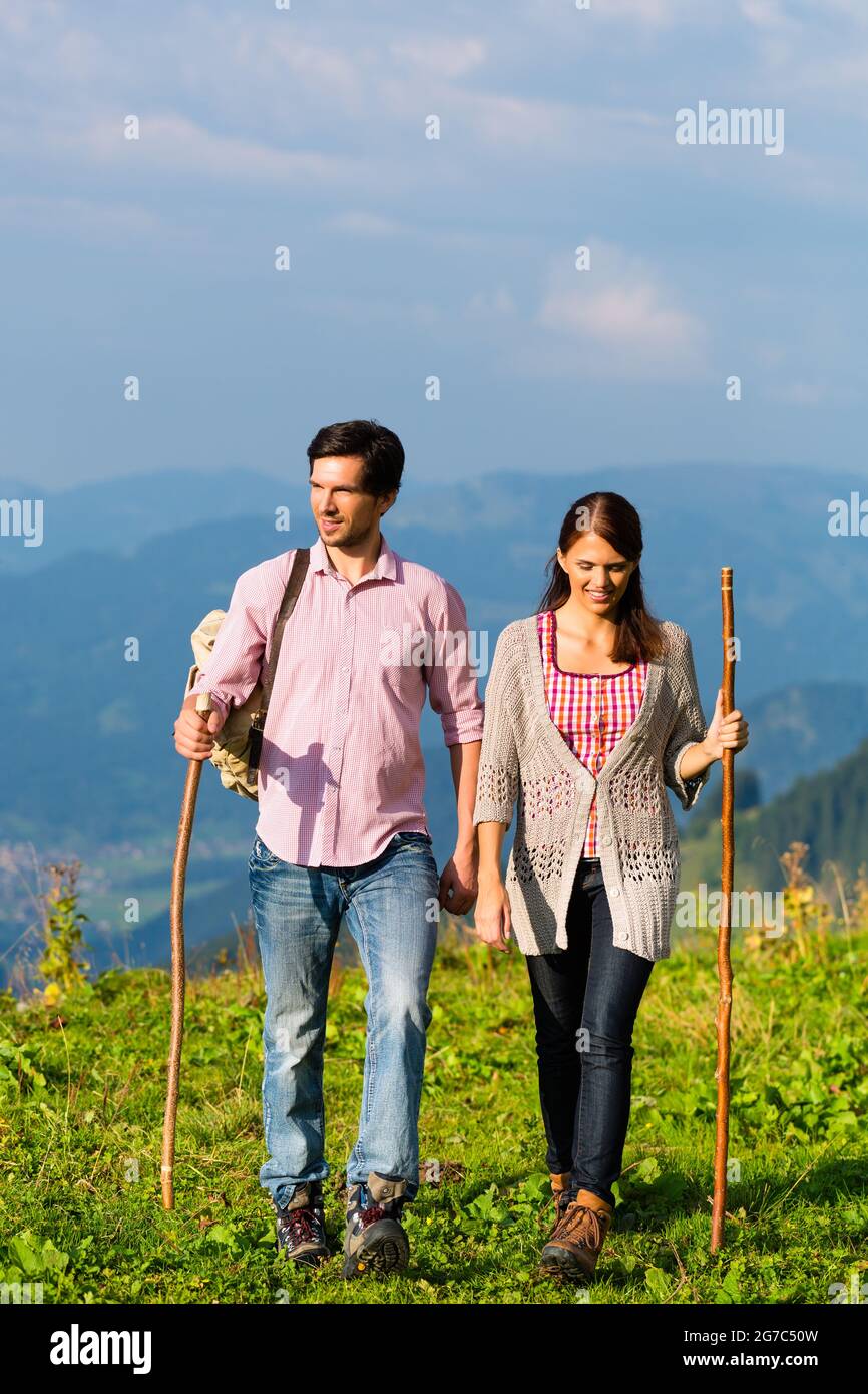 Sur quelques randonnées remise en forme vacances sur la montagne ou la prairie alpine dans les Alpes Banque D'Images