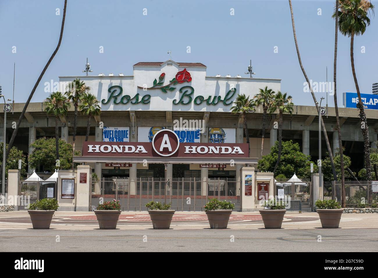Vue d'ensemble du Rose Bowl Stadium avec les bannières UCLA football 2021, lundi 12 juillet 2021, à Pasadena, Calif. (Jevone Moore/image of Sport via AP) Banque D'Images