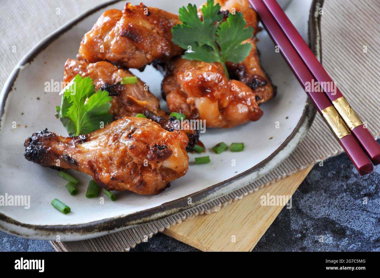 Menu de gros plan des pilons de poulet grillés sur un plat avec un bâtonnet rouge prêt pour le déjeuner Banque D'Images