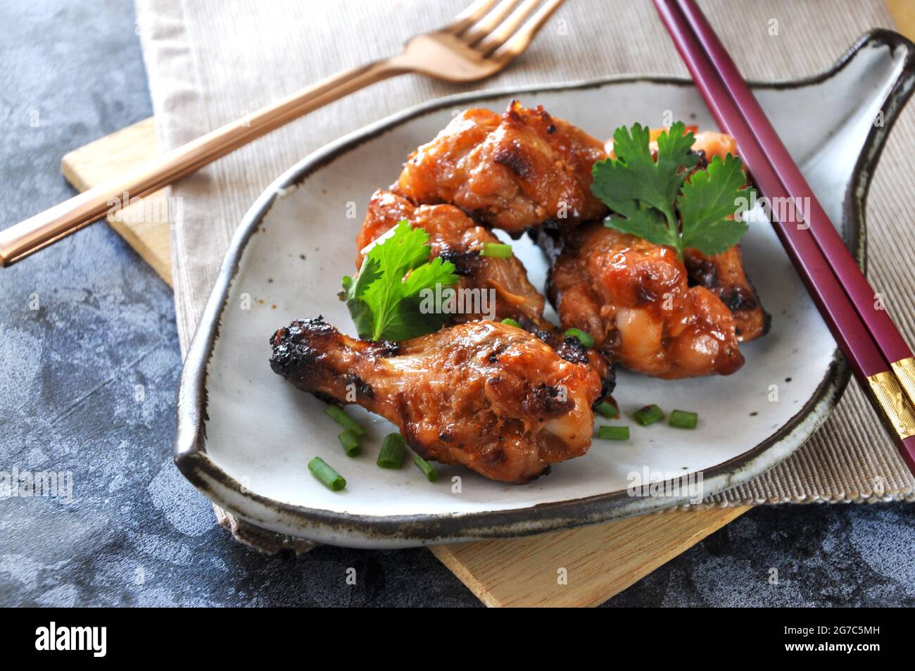 Pilons de poulet grillés de style asiatique servis sur un plat prêt pour le déjeuner Banque D'Images