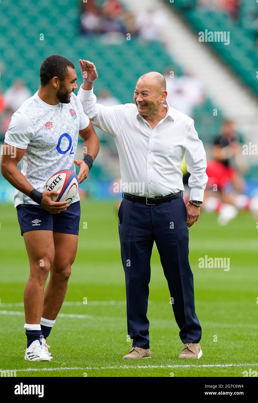 Eddie Jones, entraîneure en chef de l'Angleterre, partage une blague avec Joe Marchant lors de l'échauffement avant le match Angleterre -V- Rugby Canada, le samedi 10 juillet 2021, à Banque D'Images