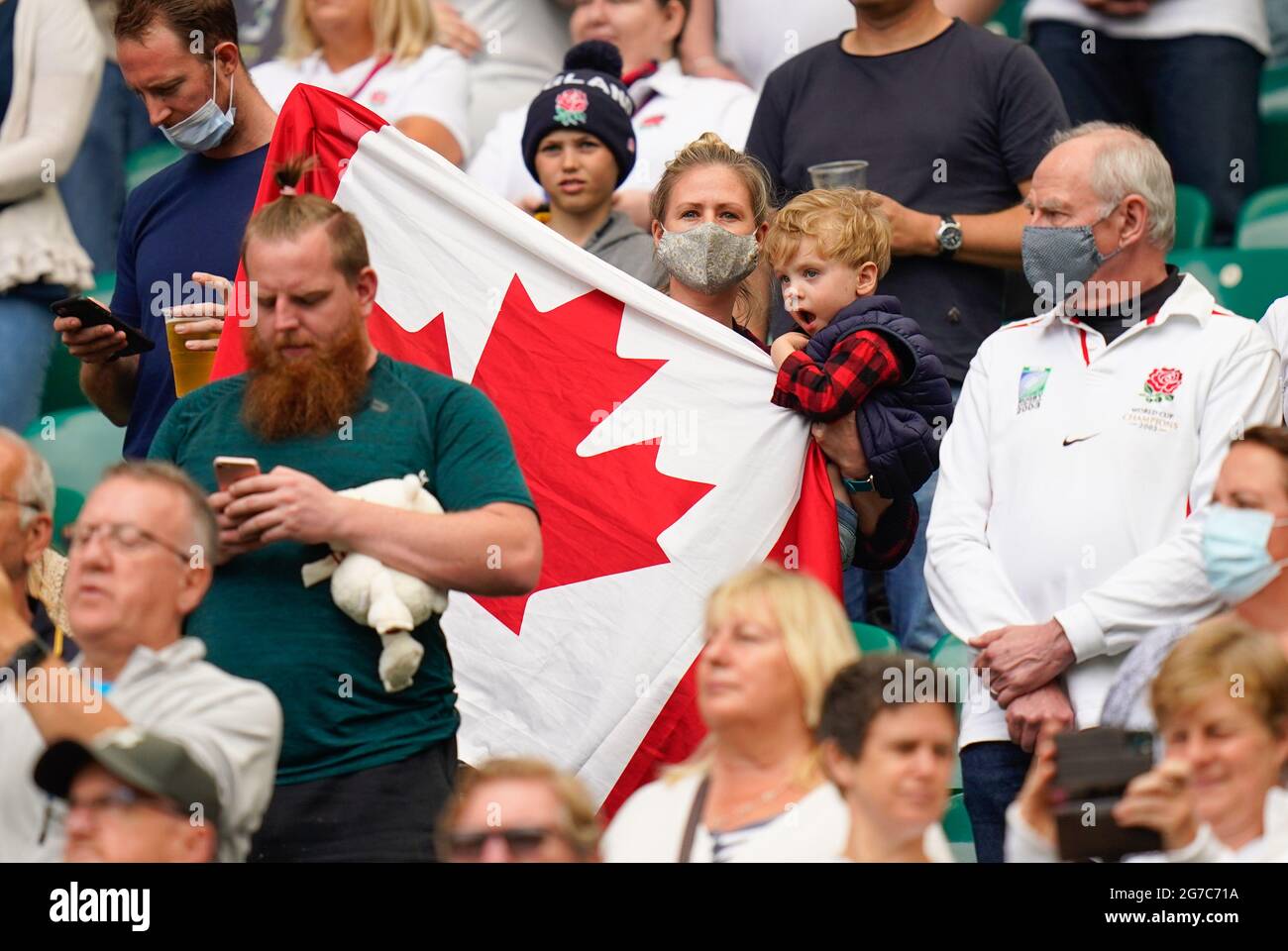 Les fans canadiens chantent leur hymne national avant le match Angleterre -V- Rugby Canada, le samedi 10 juillet 2021, au stade Twickenham, Middlesex, Unissez-vous Banque D'Images