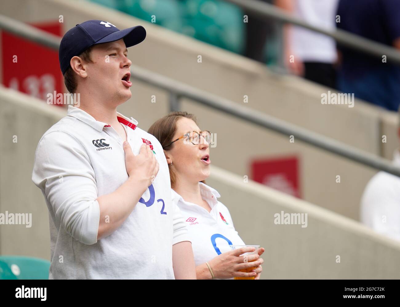 Les fans d'Angleterre chantent leur hymne national avant le match Angleterre -V- Rugby Canada le samedi 10 juillet 2021, au stade Twickenham, Middlesex, Unis Banque D'Images