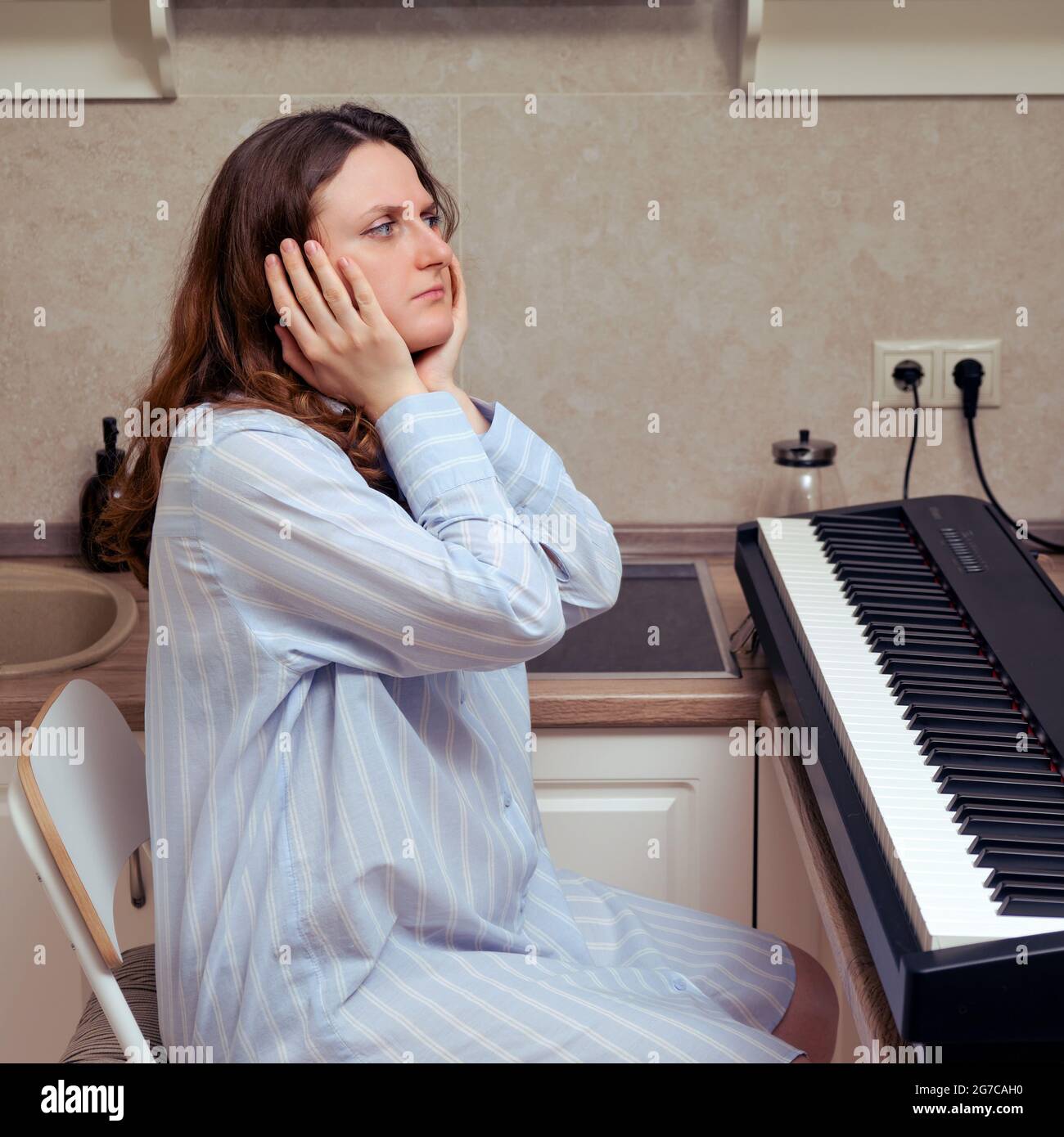 Problèmes d'apprendre à jouer le piano électrique à la maison, les  difficultés d'auto-étude de la musique Photo Stock - Alamy