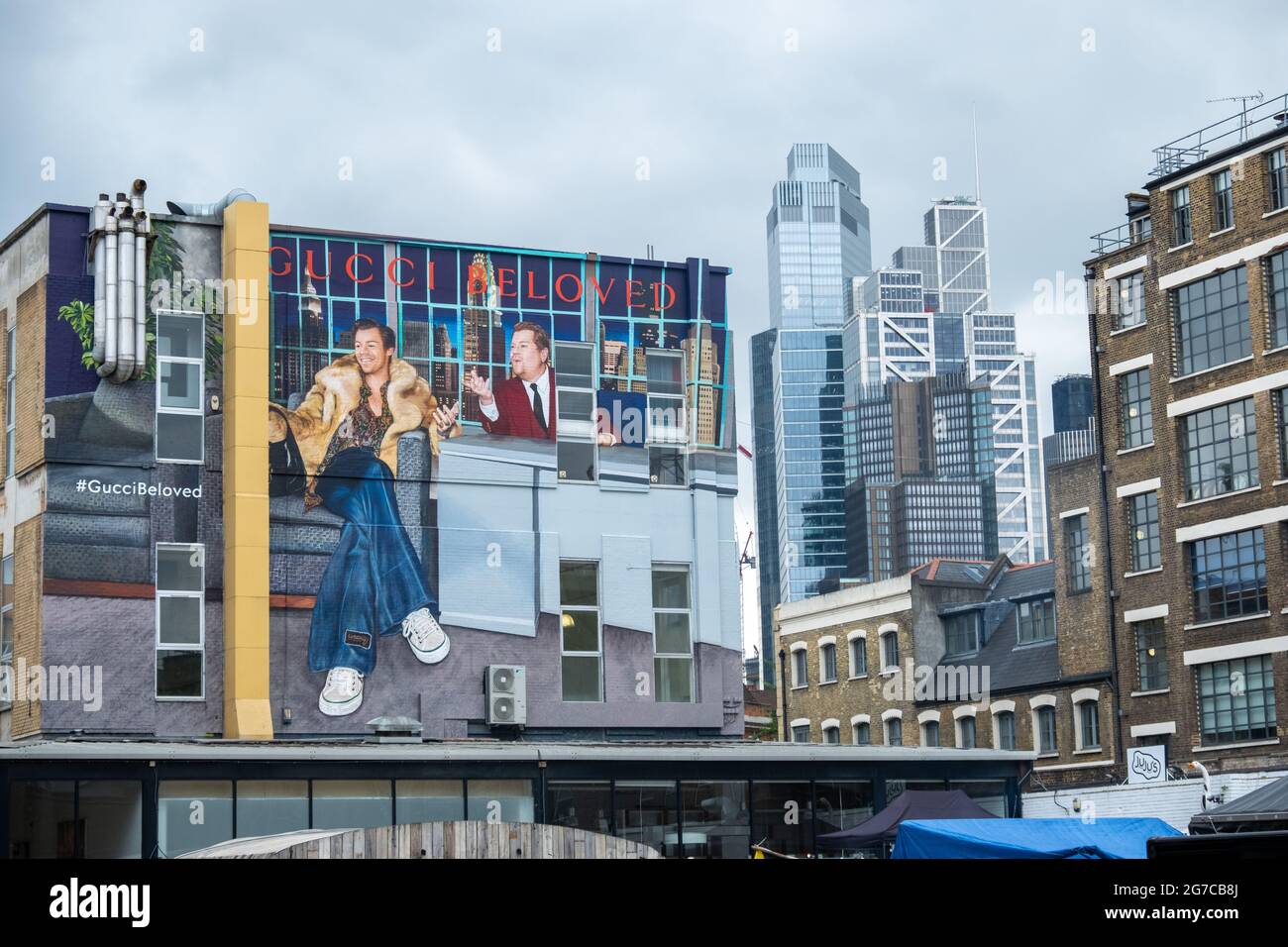 Londres- juillet, 2021: James Corden Gucci publicité murale dans la brasserie Trumans, Shoreditch avec la ville de Londres en arrière-plan Banque D'Images