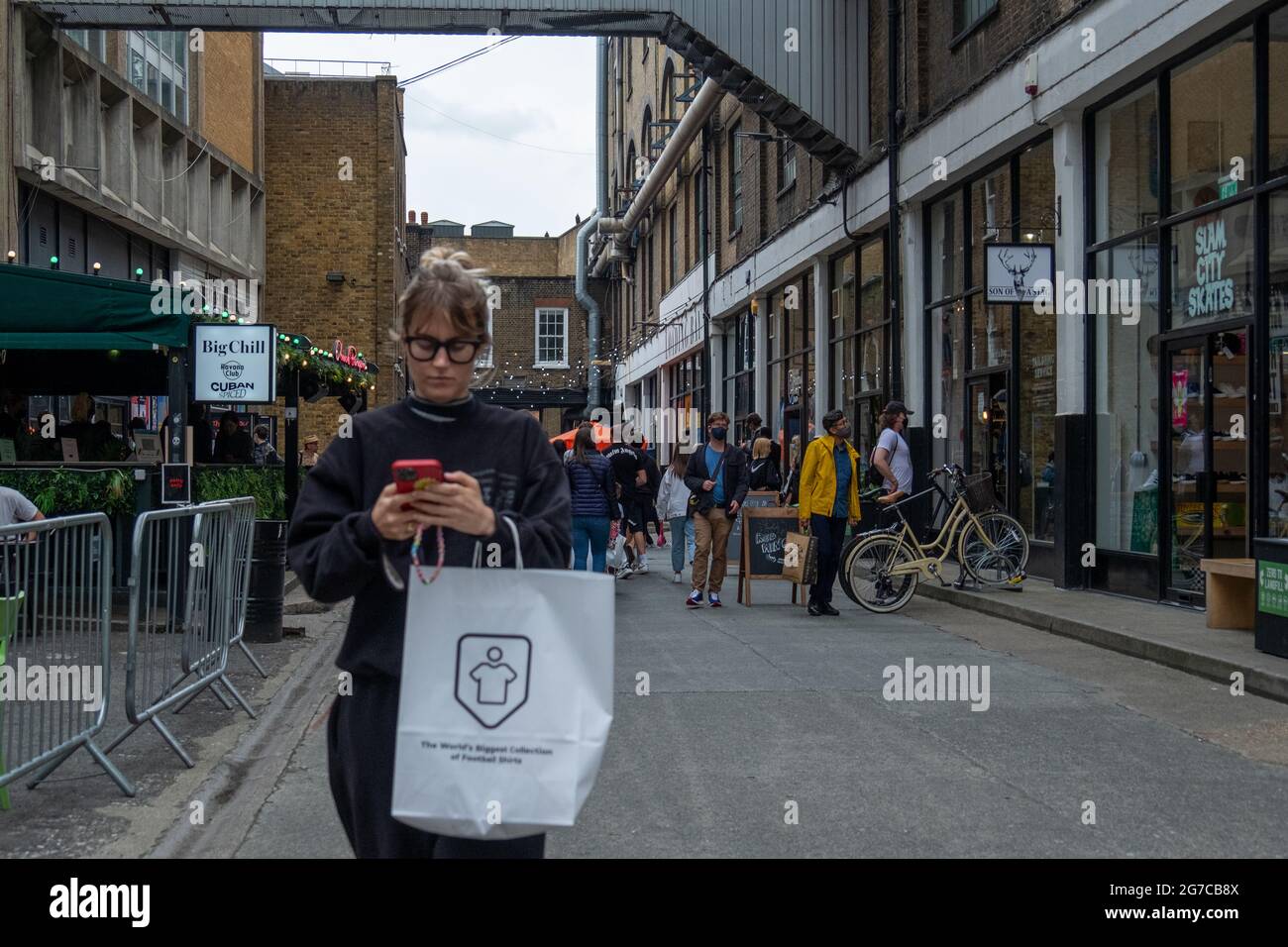 Londres- juillet, 2021: Scènes de rue du week-end à Truman Brewery à la sortie de Brick Lane dans l'est de Londres Banque D'Images