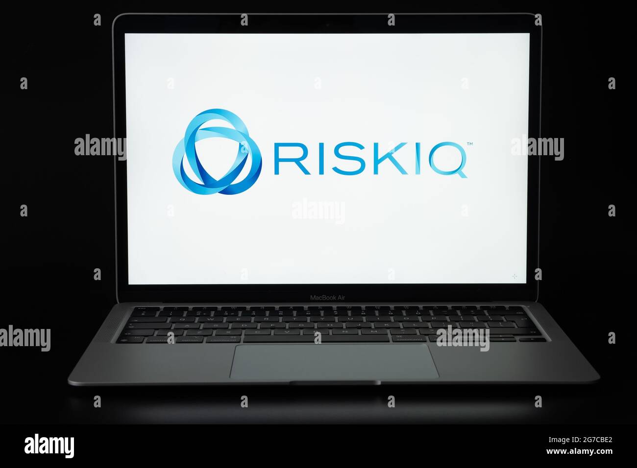 Logo de la société RiskIQ visible sur l'ordinateur portable. Logo de la société de cybersécurité. Stafford, United Kigdom, 13 juillet 2021. Banque D'Images