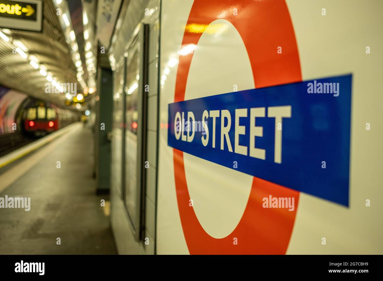 Londres - juillet 2021 : plate-forme de la station de métro Old Street London. Banque D'Images