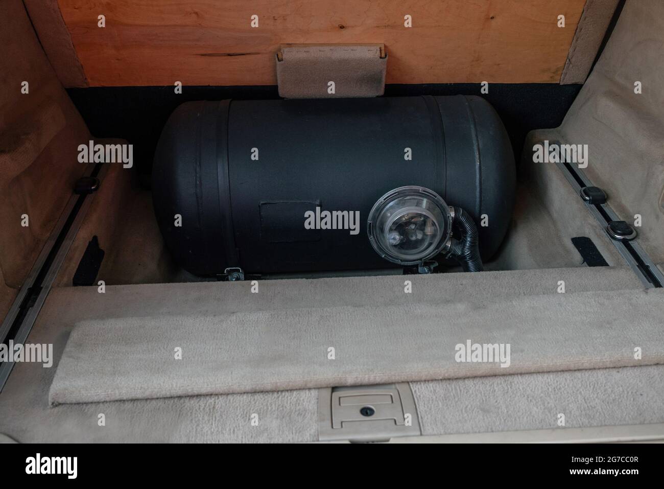Réservoirs de gaz installés dans une voiture moderne pour les 2 systèmes de carburant. Réservoirs de gaz GPL pour automobiles. Voiture au gaz naturel. Banque D'Images