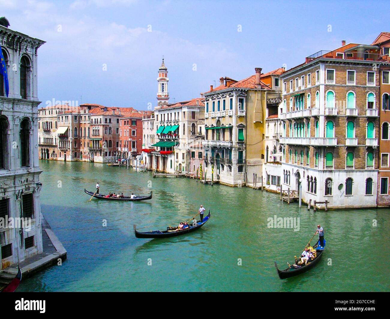 Canal de Venise avec trois gondoles et bâtiments donnant sur l'eau. Banque D'Images