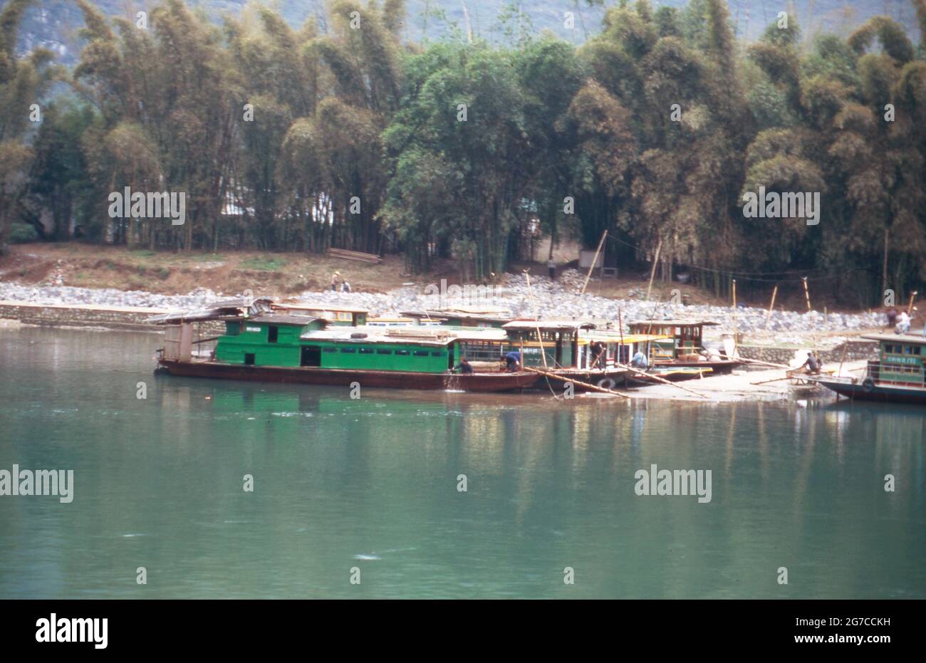 Schiffe am Ufer vom Li Jiang Fluss nahe der Stadt Guilin, Chine 1998. Navires sur la rive de la rivière Li Jiang près de la ville de Guilin, Chine 1998. Banque D'Images