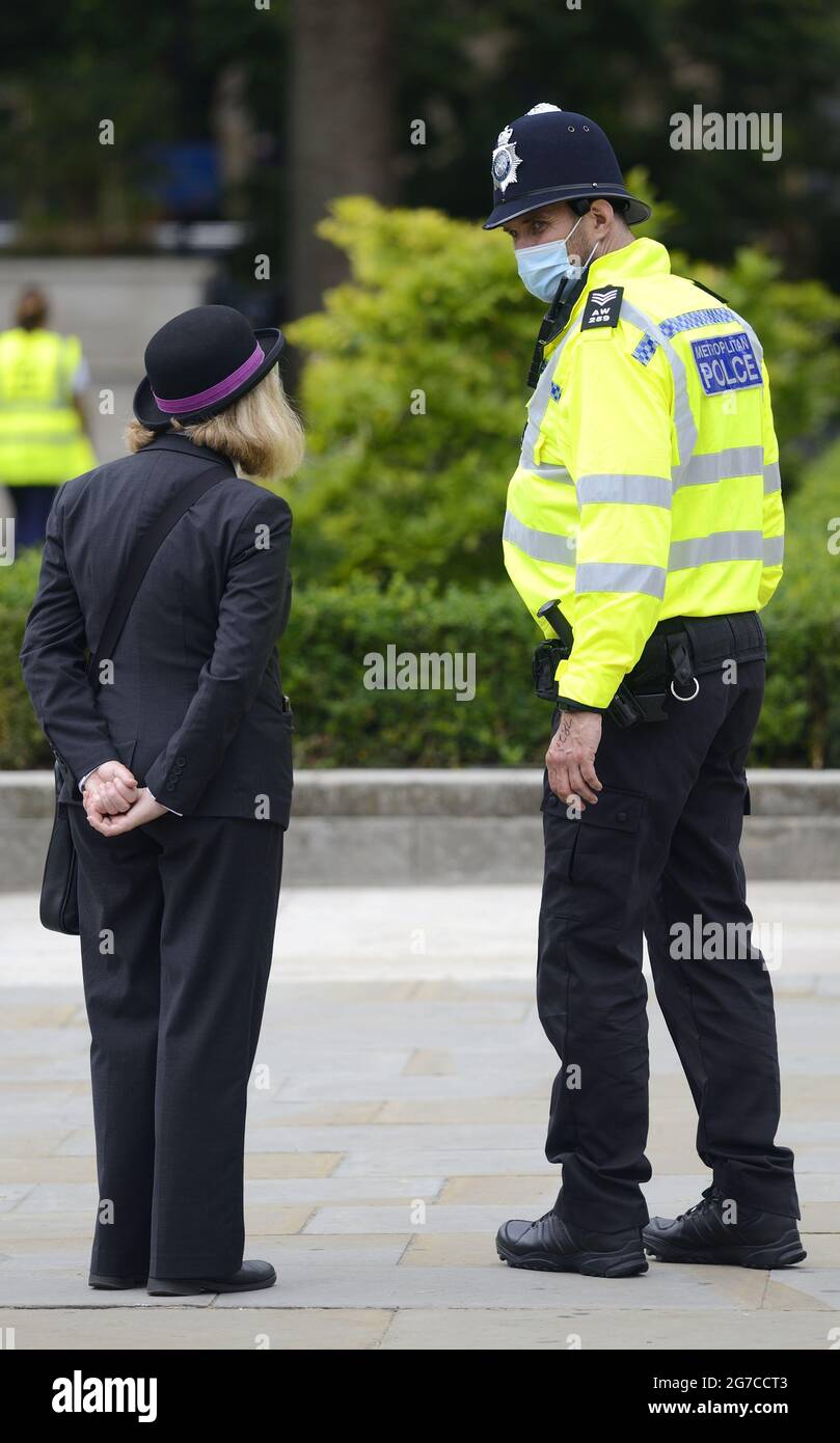 Londres, Angleterre, Royaume-Uni. Un policier discutera avec un guide d'information touristique sur la place du Parlement le 2021 juillet Banque D'Images