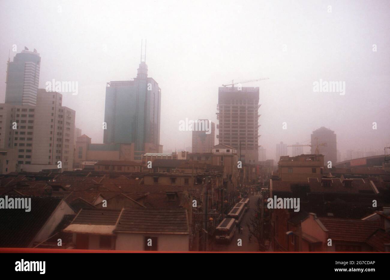 Hochhäuser im Diunst der Stadt Shanghai, Chine 1998. Skyscapers dans Smoggy Shanghai, Chine 1998. Banque D'Images