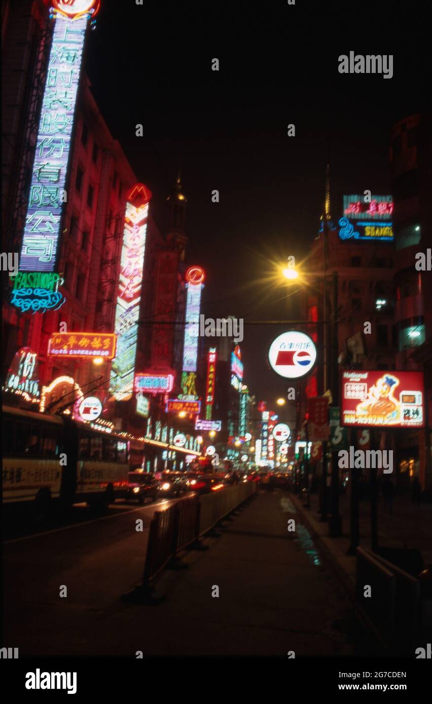 Neonreklame am Bund à Shanghai BEI Nacht, Chine 1998. Néons dans le Bund à Shanghai la nuit, Chine 1998. Banque D'Images