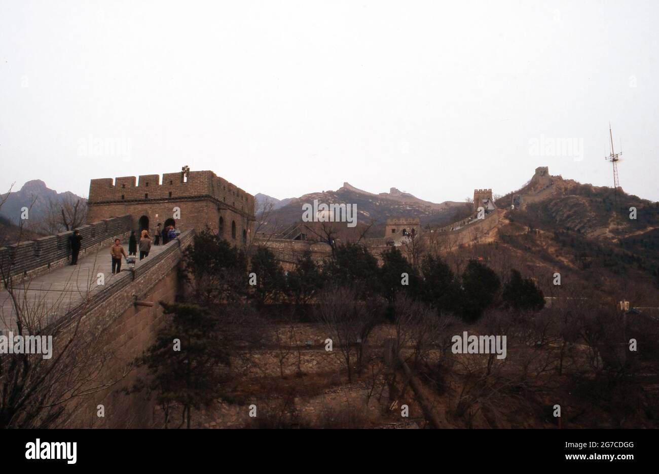 An und auf der Chinesischen Mauer, Chine 1998. Touristes sur le mur chinois, Chine 1998. Banque D'Images