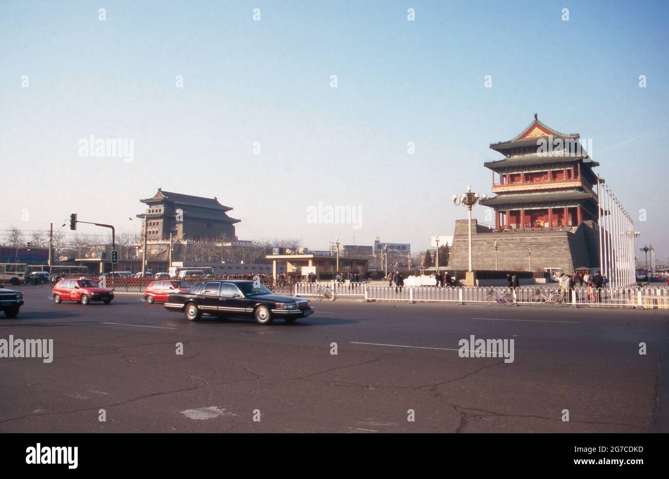 Zhengyangmen als Haupttor der Inneren Stadt auf dem Platz des Himmlischen Friedens in Peking, Chine 1998. Zhengyangmen comme porte principale du centre-ville sur la place Tiananmen à Beijing, Chine 1998. Banque D'Images