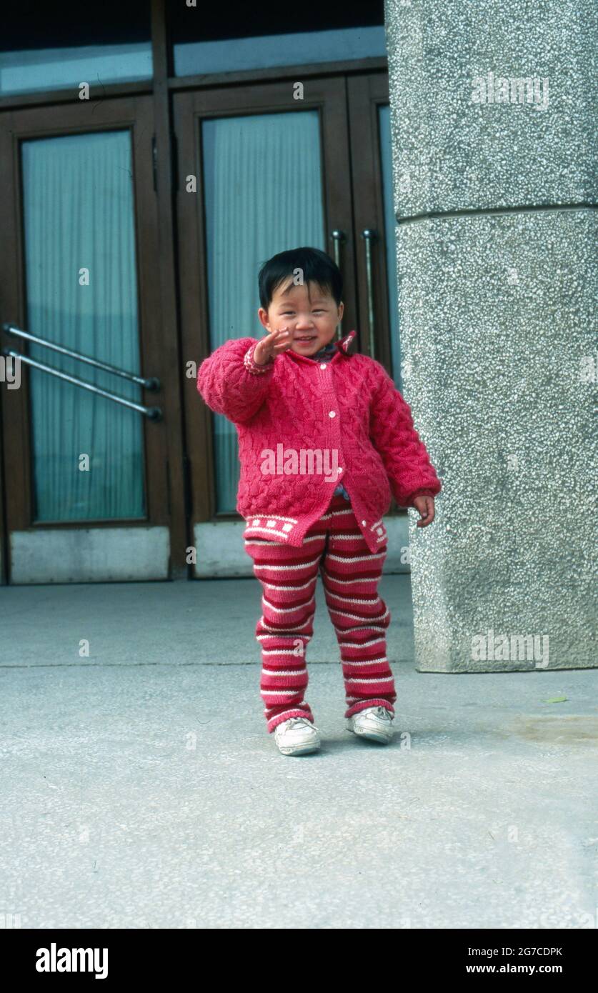 Kleines Kind Winkt in die Kamera, Chine 1998. Petit enfant en signe avec le photographe, Chine 1998. Banque D'Images