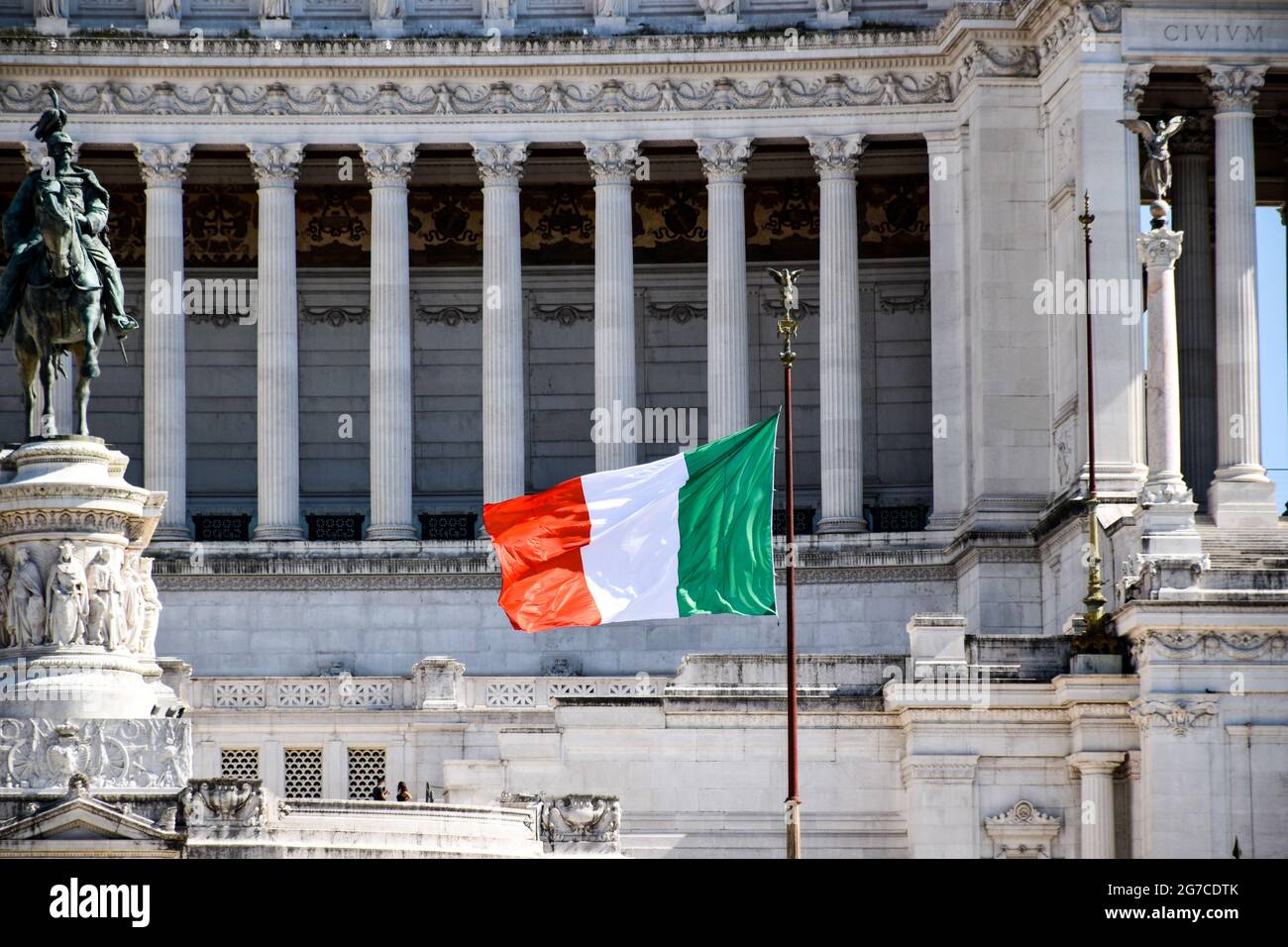 Un grand drapeau national italien serpentant sur l'escalier du Vittoriano, l'autel monumental à la patrie dans le centre de Rome. Banque D'Images