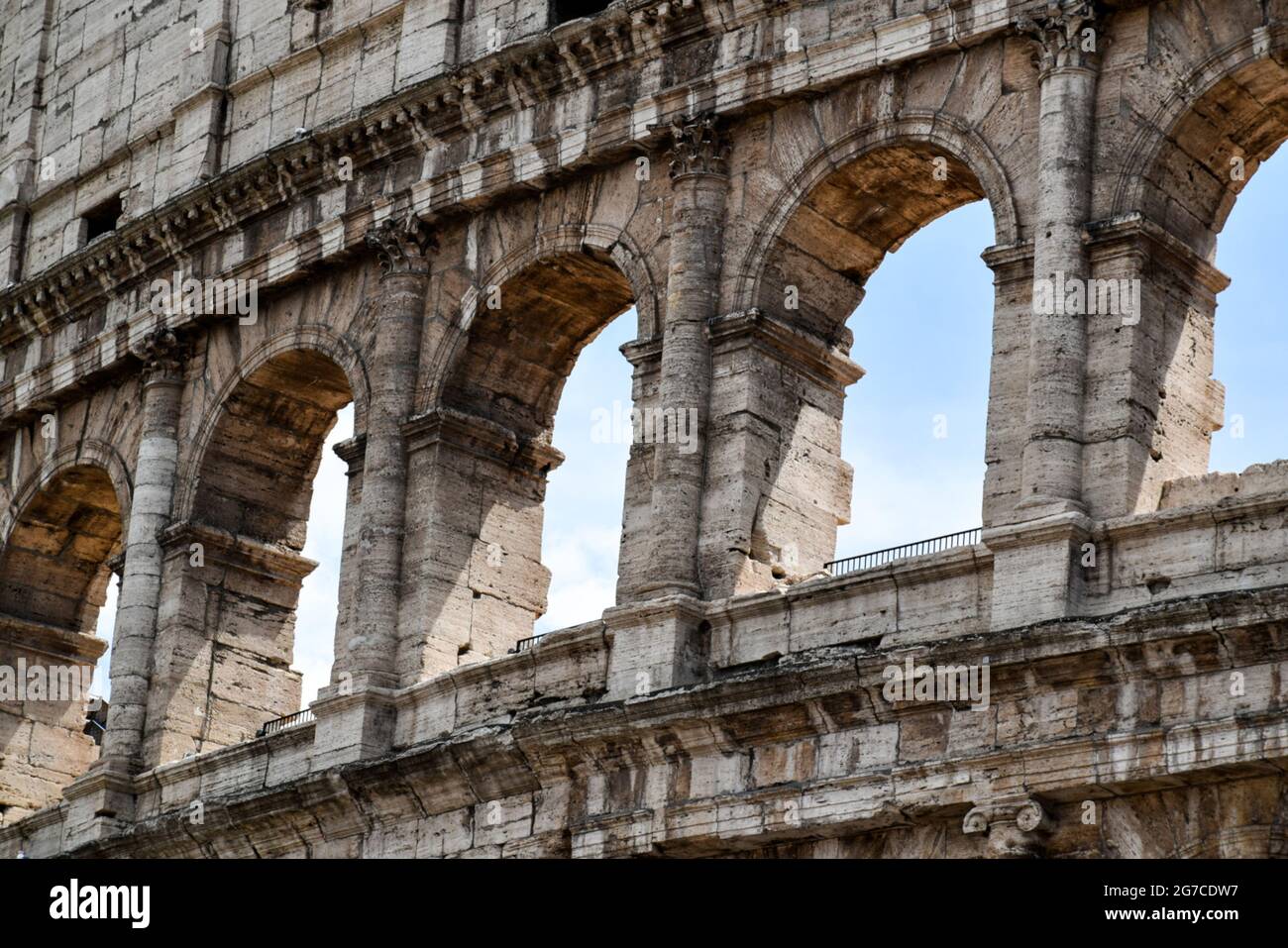 Détail du célèbre monument du Colisée italien de Rome, construit en marbre, avec un fond bleu ciel Banque D'Images