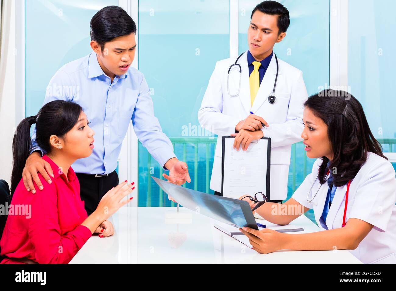 Patient asiatique dans office conseils avec X-ray photograph Banque D'Images