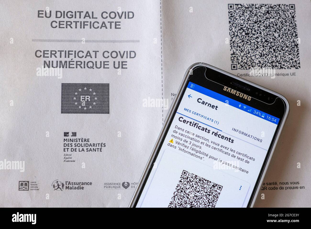 Certificat de vaccination contre le coronavirus de l'UE et certificat numérique du covid de l'UE. Certificat de vaccination délivré après l'injection de la deuxième dose du vaccin Pfizer contre le covid-19 avec code QR vous permettant d'obtenir votre passe santé. Document papier et code QR sur smartphone via l'application « tous anti covid ». France le 10 juillet 2021. Photo de Matarezo/ANDBZ/ABACAPRESS.COM Banque D'Images