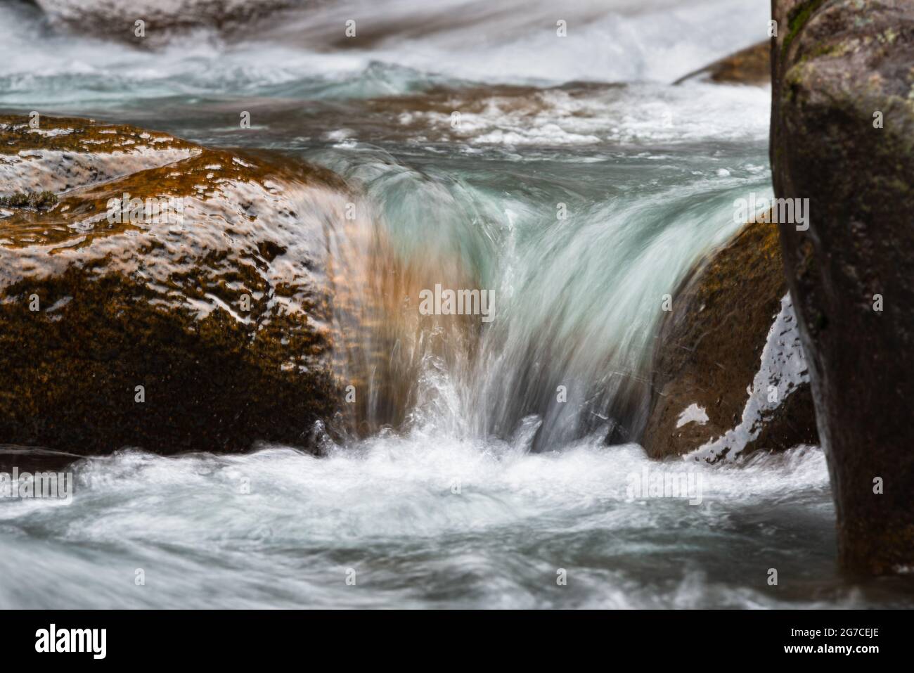 Des chutes d'eau qui tombent sur les rochers Banque D'Images