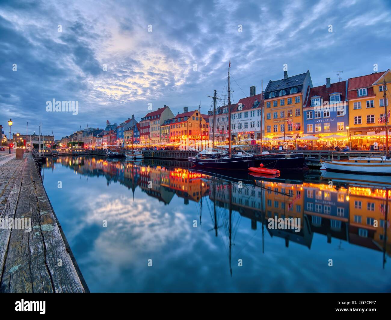 Copenhague, Danemark - 02 juillet 2021 : le célèbre vieux port de Nyhavn dans le centre de Copenhague, au Danemark, pendant la nuit d'été. Vue emblématique de Copenhague Banque D'Images