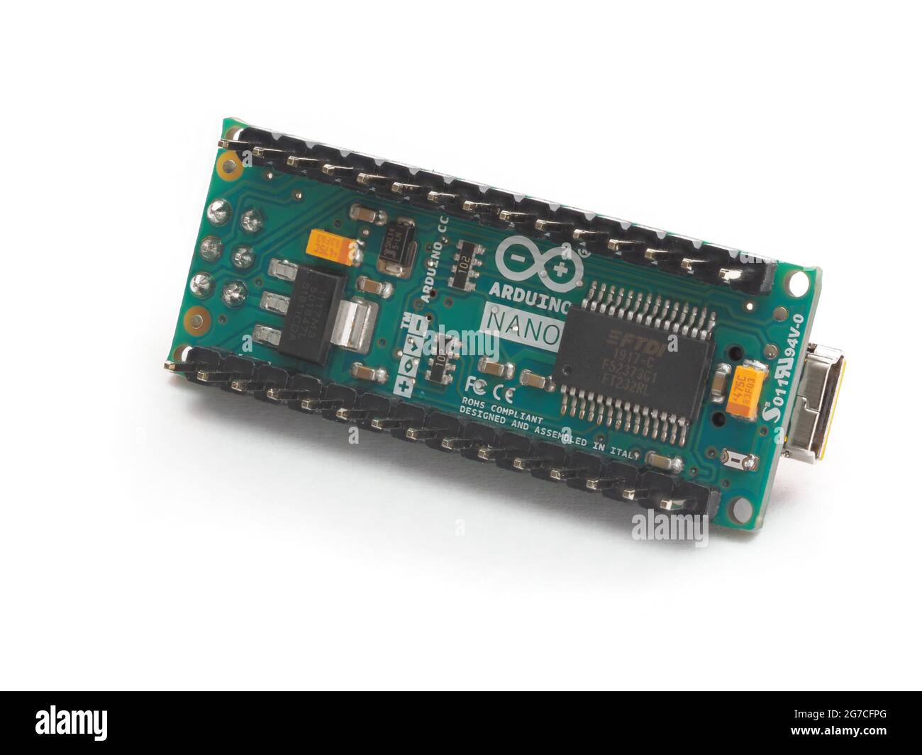 Galati, Roumanie - 12 juillet 2021 : carte Arduino Nano originale pour la mise en œuvre de projets électroniques et robotiques. Isolé sur fond blanc Banque D'Images
