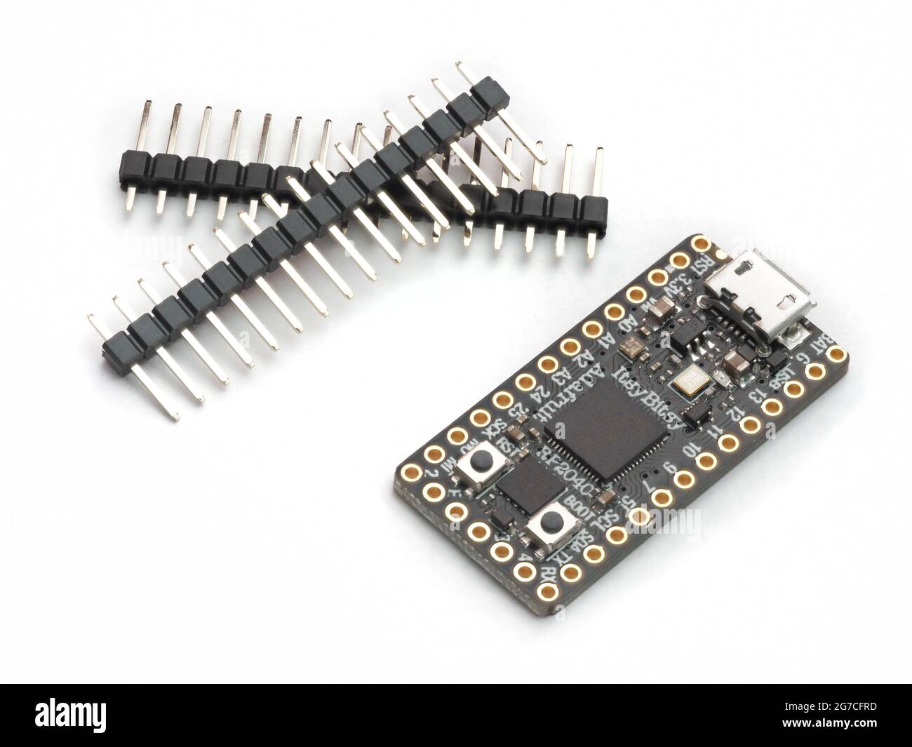 Galati, Roumanie - 12 juillet 2021 : carte Adafruit ItsyBitsy RP2040 pour la mise en œuvre de projets électroniques et robotiques. Isolé sur fond blanc Banque D'Images